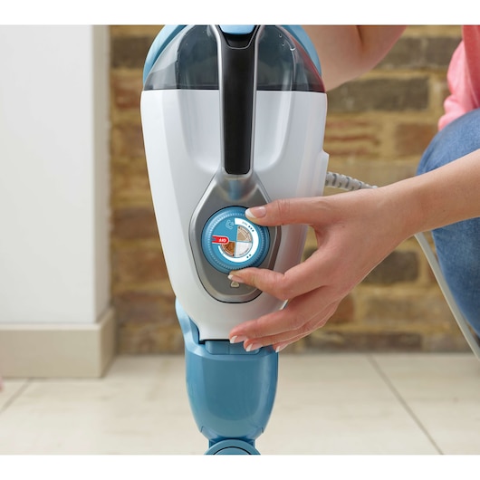 BLACKDECKER FSMH13151SM steam mop control dial being adjusted, close-up view.