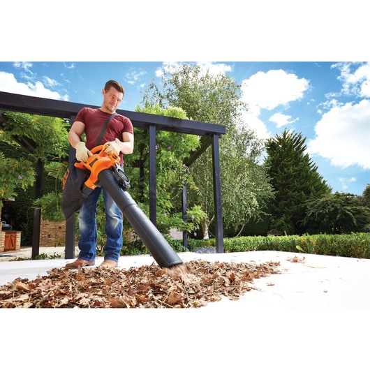 BLACKDECKER GW2500 leaf blower and vacuum used outdoors on dry leaves with shoulder bag attachment